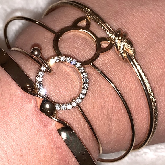 🌺 3/$15 🌺 Bracelets in Gold - Picture 7 of 11